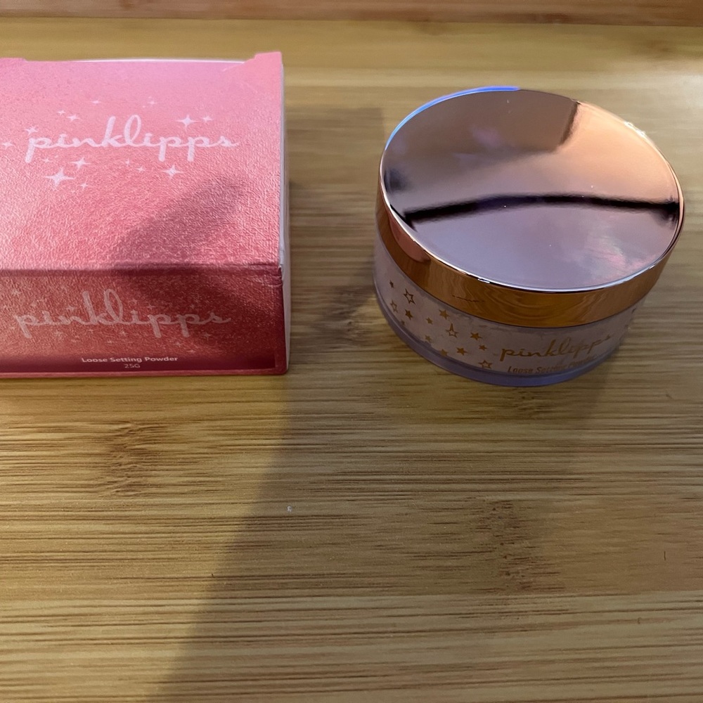 Loose setting powder.